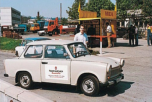 Trabant als Firmenwagen mit Raab Karcher Baustoffe-Logo auf der Tür in Ostdeutschland 1990