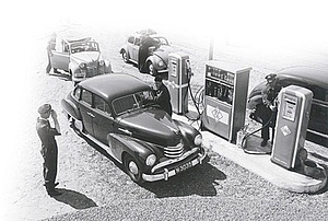 Mehrere Autofahrer an einer BV-ARAL-Tankstelle von Raab Karcher in den 1950er-Jahren