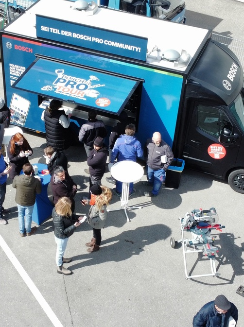 Vogelperspektive des Bosch Pro Truck mit Menschen vor dem Stand 